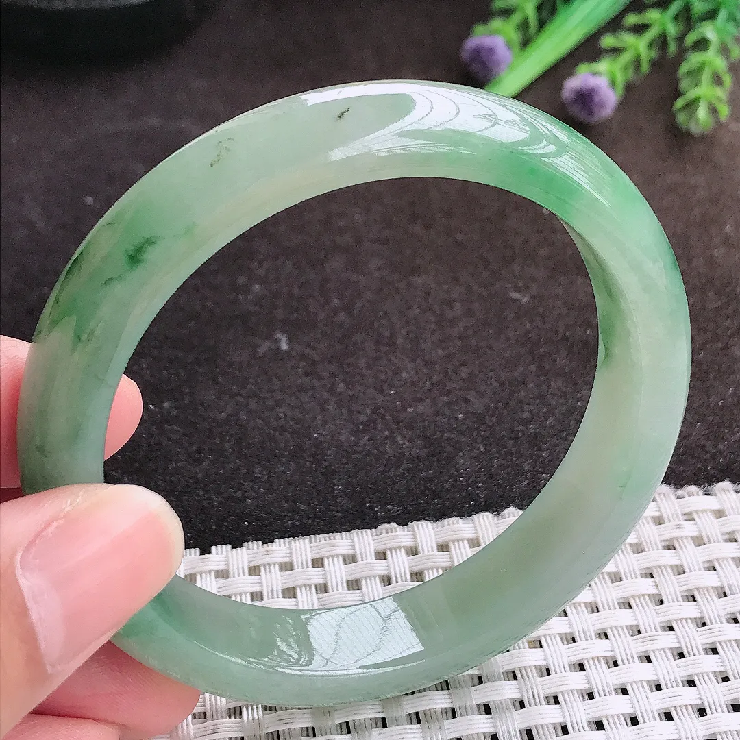 自然光58.5/12.4/7.8老坑精美冰润飘绿手镯宽边翡翠玉镯手环