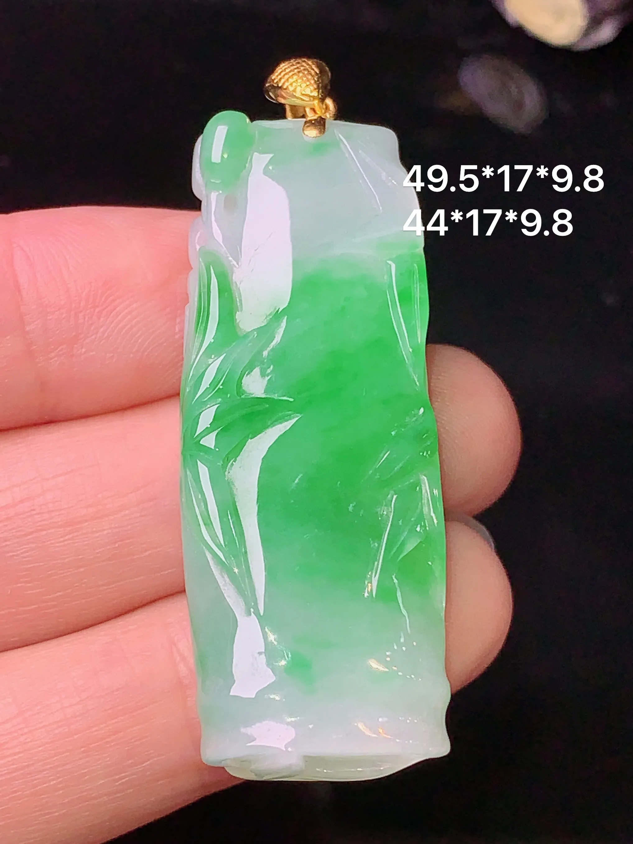 18k金镶嵌飘绿竹节吊坠 玉质细腻 水润亮眼 整体尺寸49.5*17*9.6