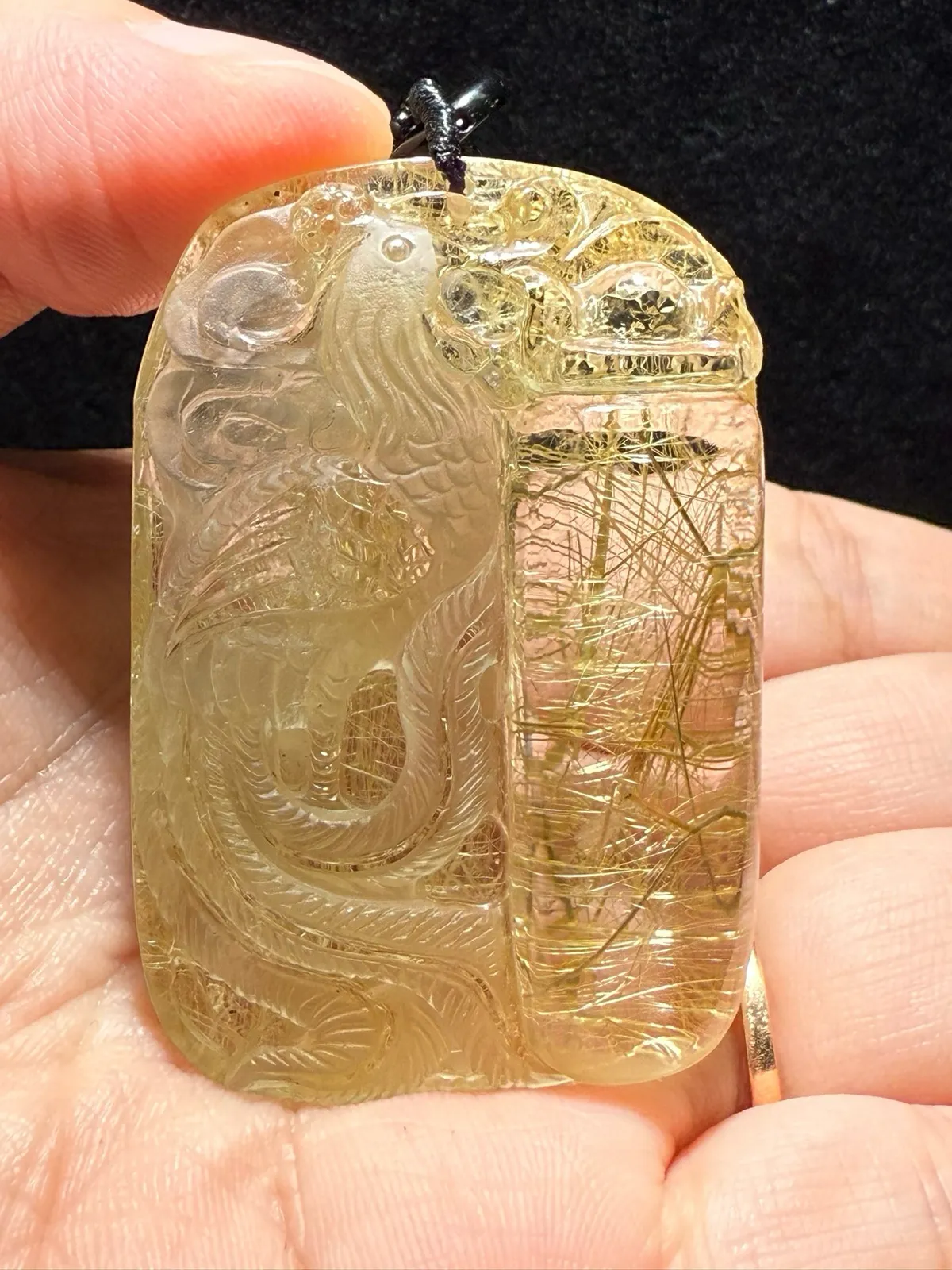 金凤凰天然金发晶凤凰吊坠，发晶花凤凰吊坠金凤凰发质金黄亮泽发质清透，效应好晶体干净透彻，水头足饱满精致，牌面大，高端大气精致美货，遇到就是缘分。56.2*36.7*12.5mm。