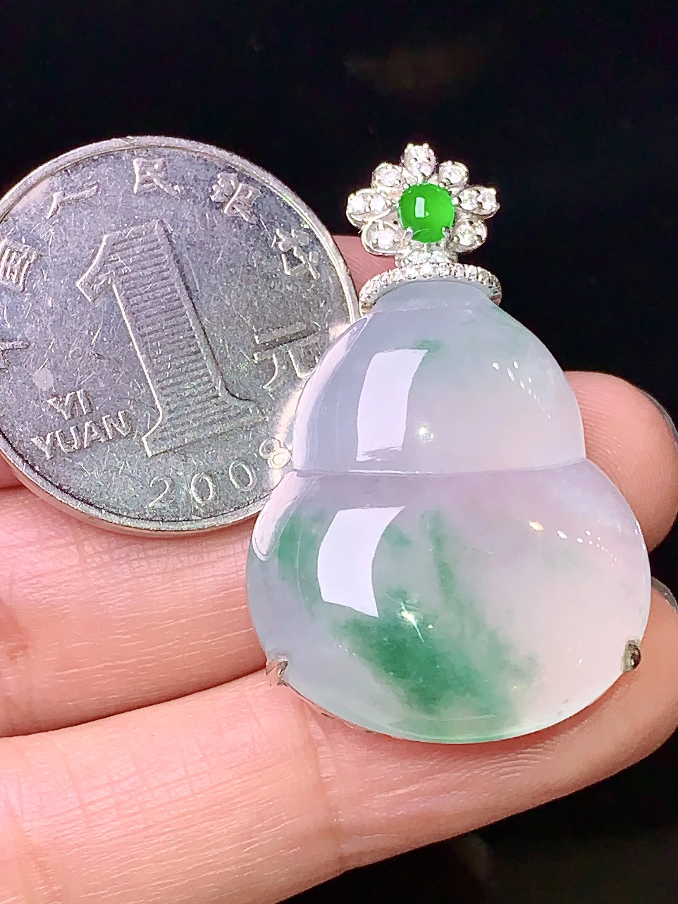 18k金钻镶嵌冰种飘绿葫芦吊坠 玉质细腻 水润亮眼 整体尺寸37.2*23.5*9