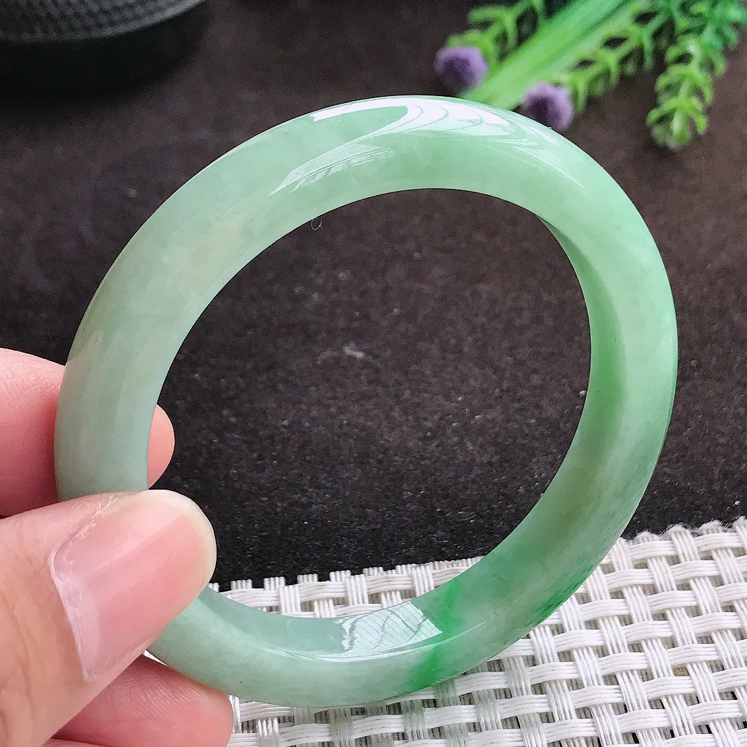 自然光53/9/8.3老坑精美温润飘阳绿手镯宽边翡翠玉镯手环