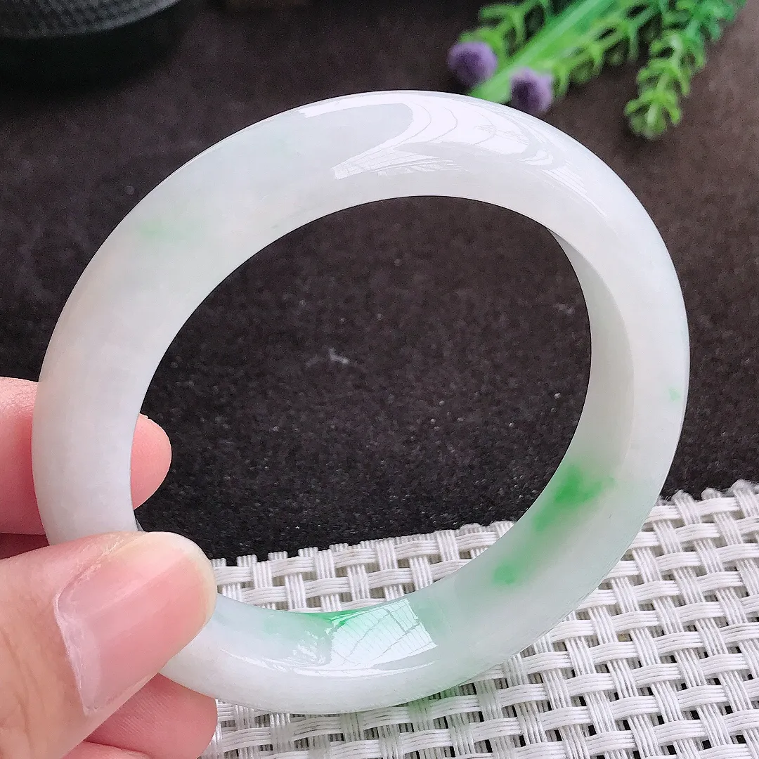 自然光55.5/13.1/9老坑精美温润飘绿手镯宽边翡翠玉镯手环