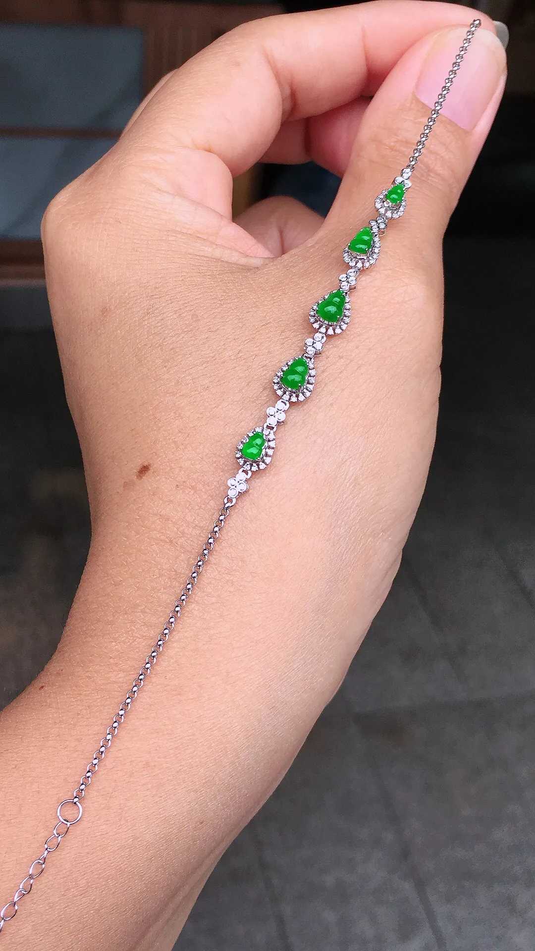 阳绿葫芦手链，色泽均匀艳丽，玉质细腻，荧光感超
强，饱满圆润，尽显优雅气质，18k
金豪华镶嵌