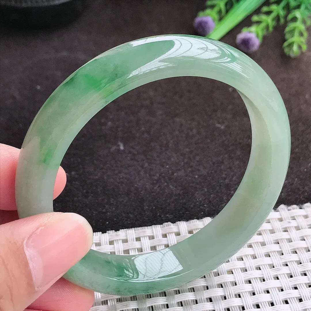 自然光58.5/12.4/7.8老坑精美冰润飘绿手镯宽边翡翠玉镯手环