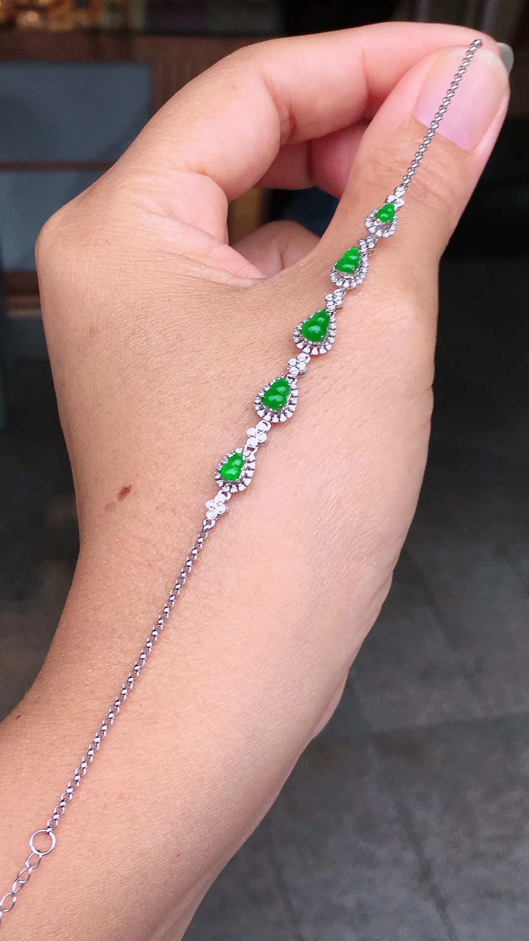 阳绿葫芦手链，色泽均匀艳丽，玉质细腻，荧光感超
强，饱满圆润，尽显优雅气质，18k
金豪华镶嵌