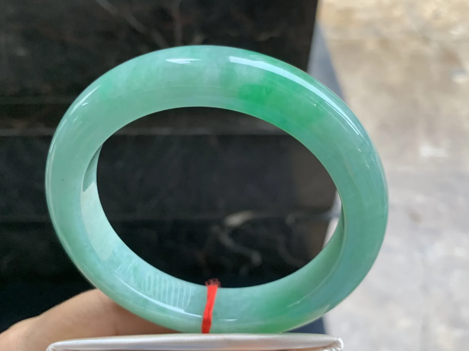 61.5-13.7-10mm
豆绿手镯 色满漂亮 超大圈口