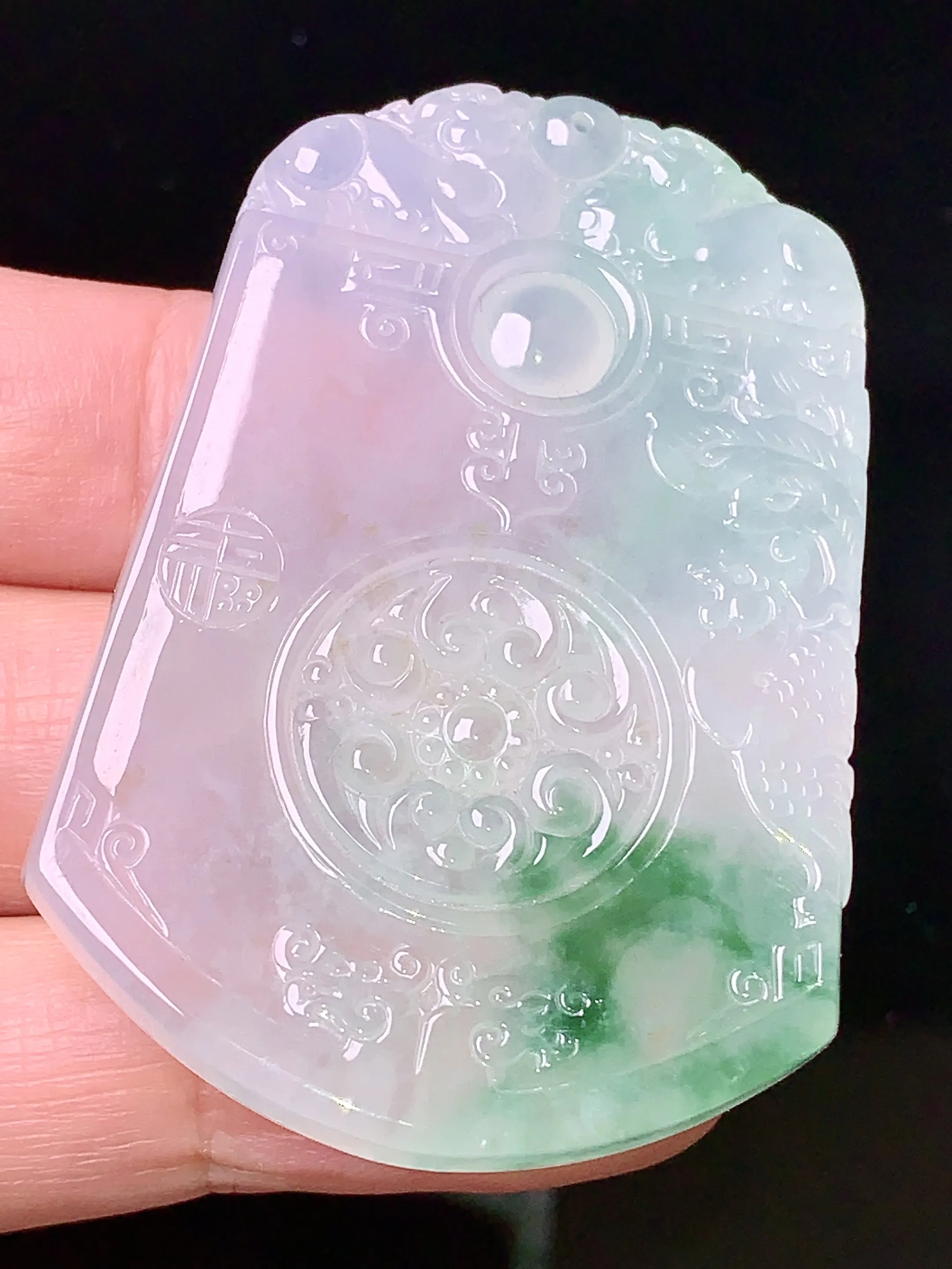 冰种飘绿雕花牌吊坠 玉质细腻 水润亮眼 整体尺寸51.3*35.2*4.6