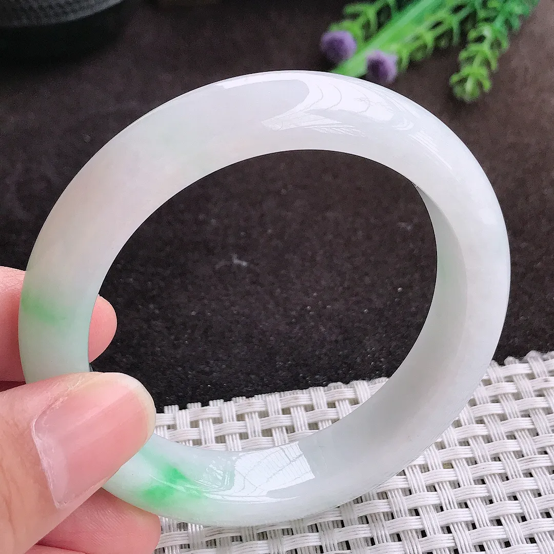 自然光55.5/13.1/9老坑精美温润飘绿手镯宽边翡翠玉镯手环