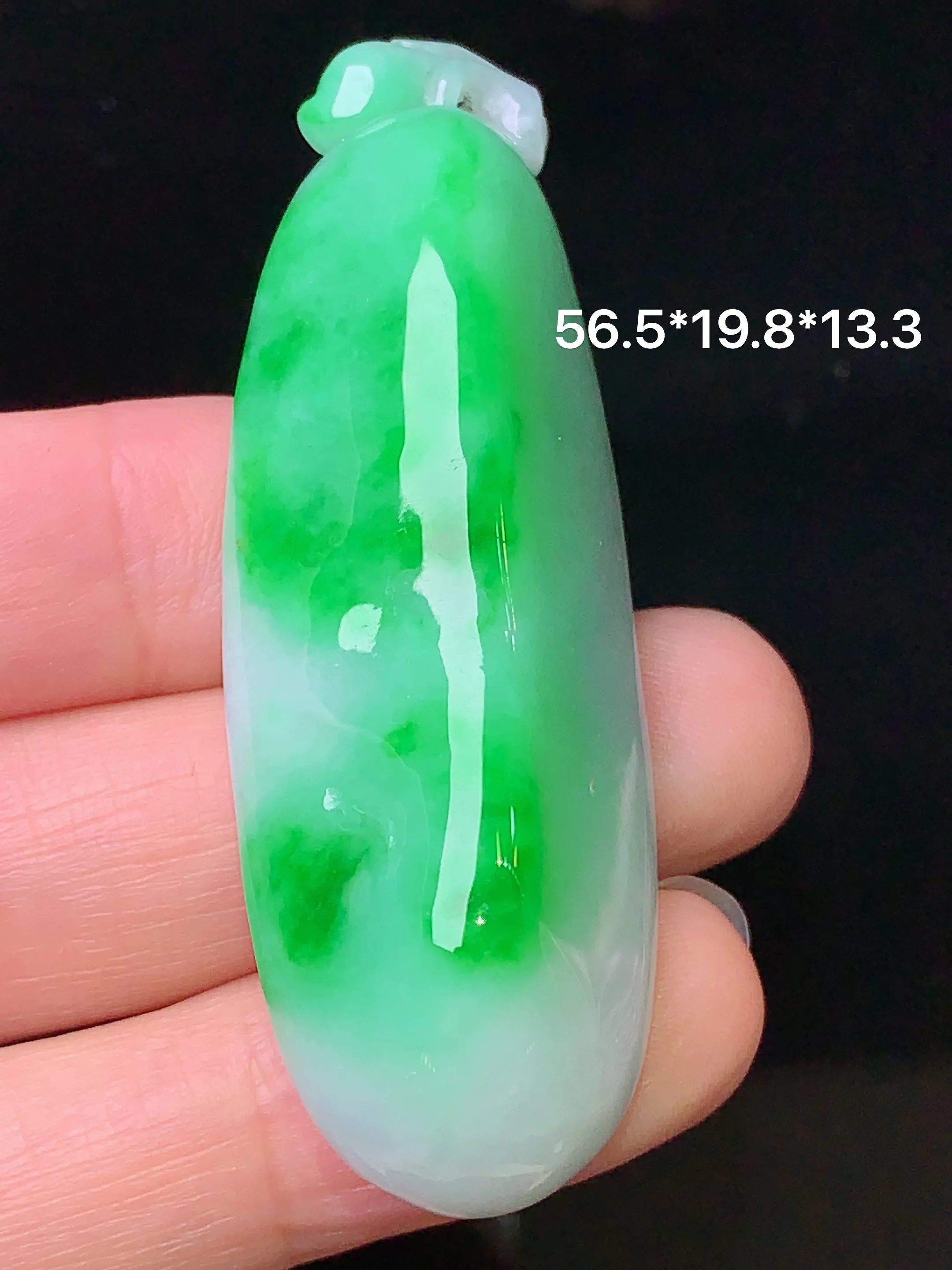 翠绿福瓜吊坠 玉质细腻 水润亮眼 整体尺寸56.5*19.8*13.3