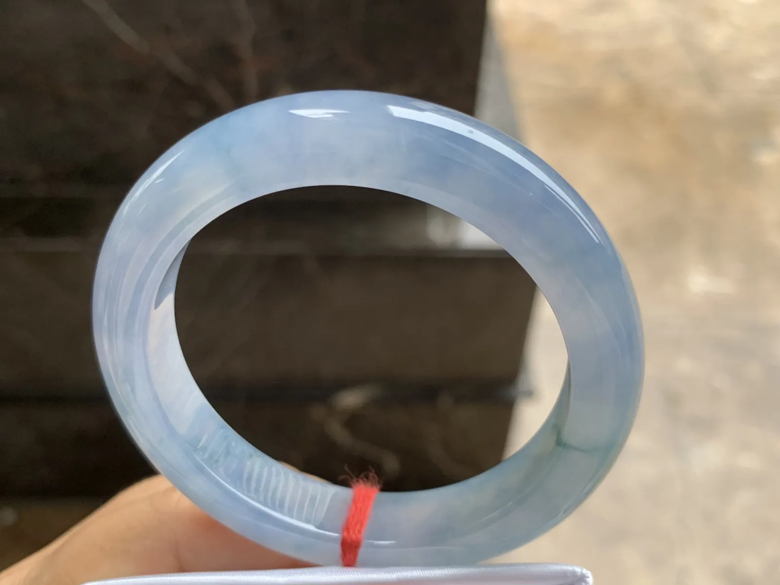 55.5-11.4-9.5mm
紫罗兰飘花手镯 底子细腻 水润光泽