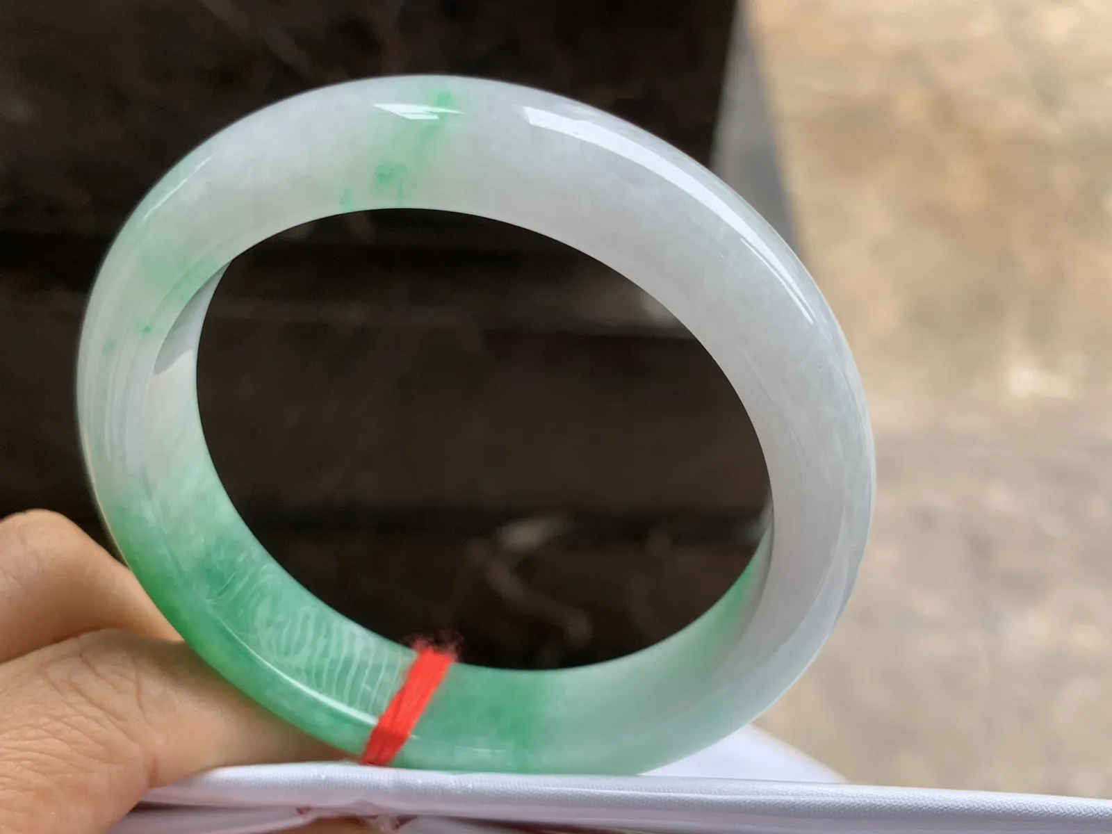 58-12.8-8.6mm
带色手镯 底子细腻 颜色漂亮