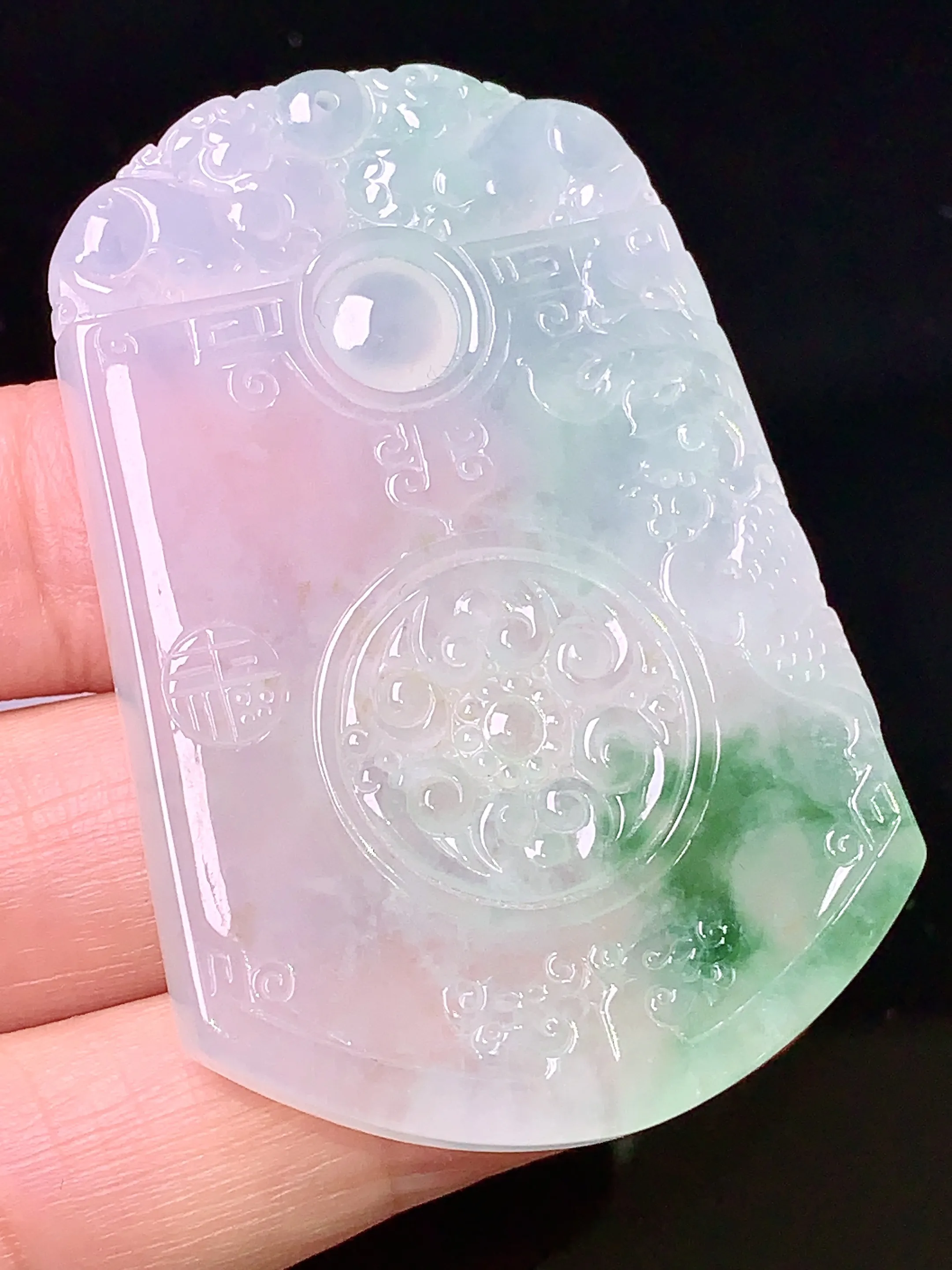 冰种飘绿雕花牌吊坠 玉质细腻 水润亮眼 整体尺寸51.3*35.2*4.6