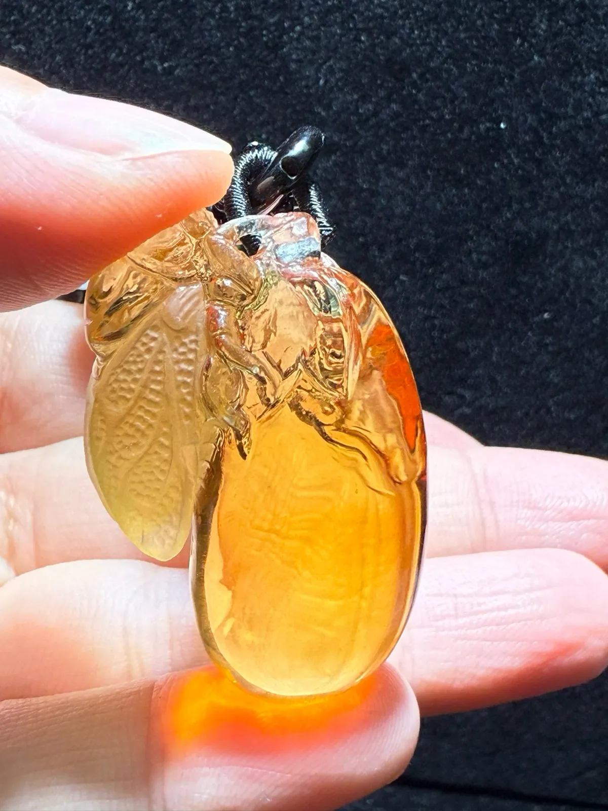 巴西天然暴黄水晶 金蝉福瓜吊坠 颜色靓丽，全净无暇，纯手工雕刻抛光，工艺精湛，收藏价值高，非常饱满圆润。招财纳福旺财气！规格：40.3*25.7*14.1mm
