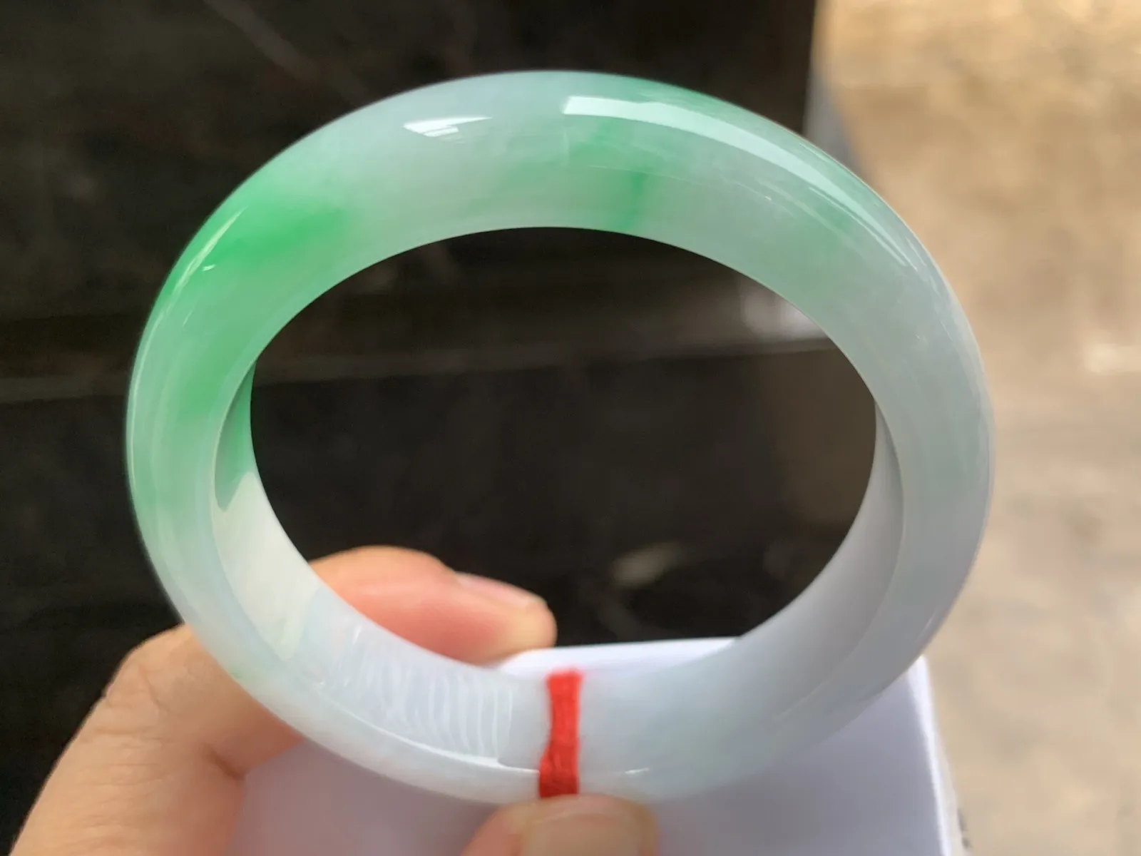 54-13.5-8.5mm
白底青手镯 底子细腻干净 颜色漂亮