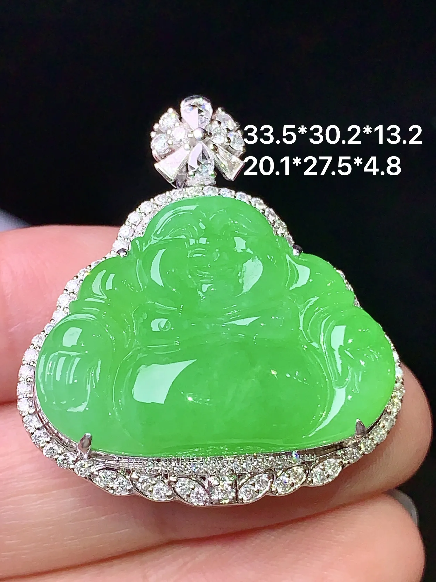18k金钻镶嵌翠绿佛公吊坠 玉质细腻 水润亮眼 整体尺寸33.5*30.2*13.2