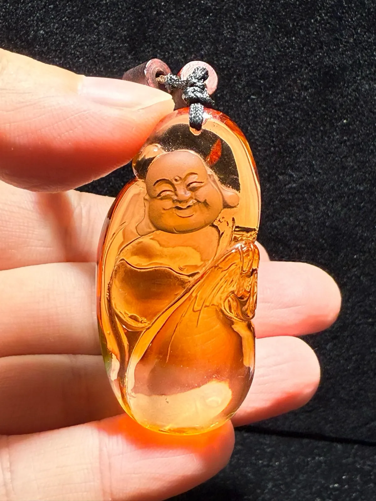 巴西天然暴黄水晶 财神吊坠 颜色靓丽，全净体，纯手工雕刻抛光，工艺精湛，收藏价值高，非常饱满圆润。招财纳福旺财气！规格：47*36.7*18mm