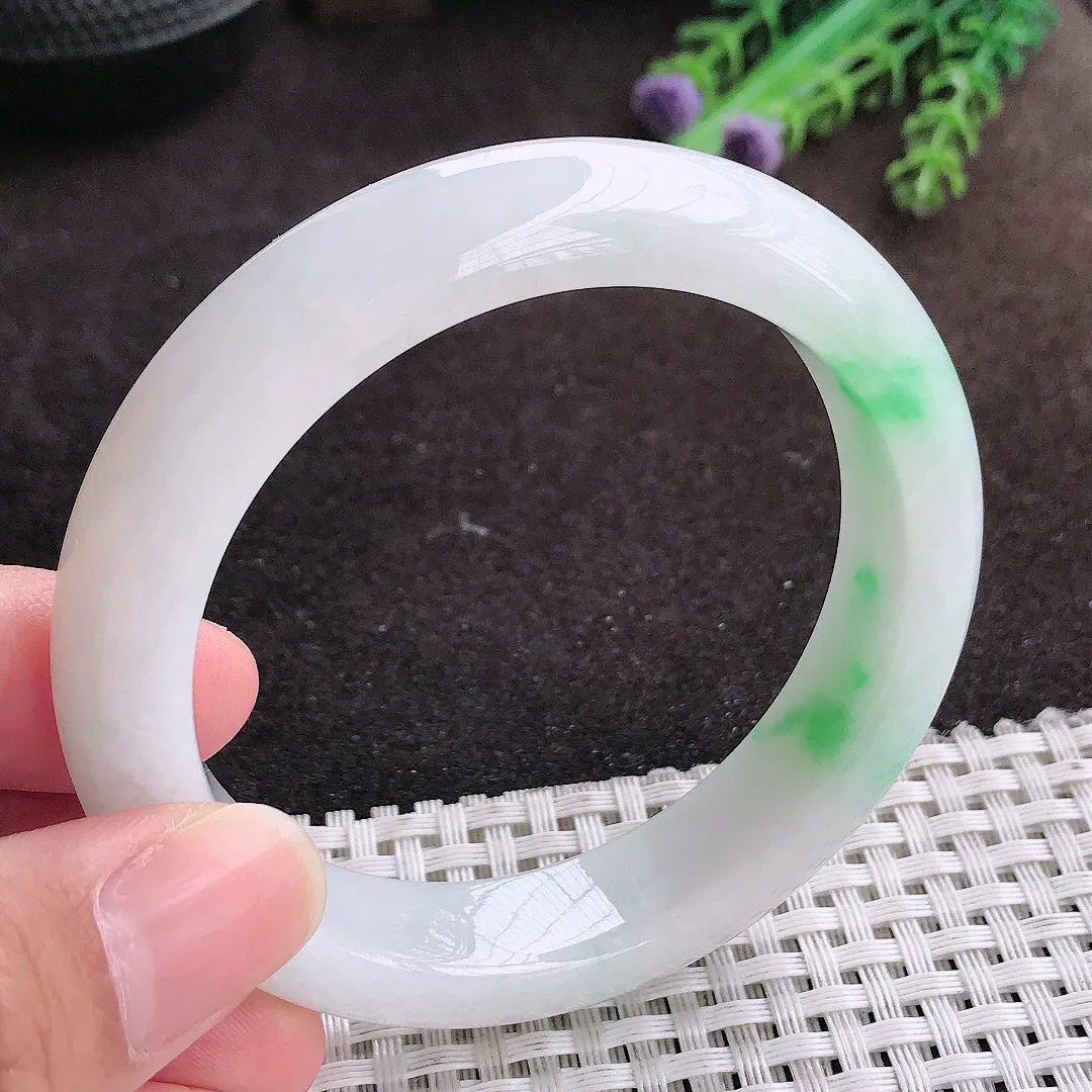 自然光55.5/13.1/9老坑精美温润飘绿手镯宽边翡翠玉镯手环