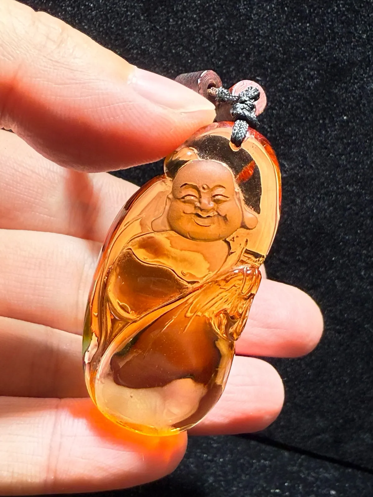 巴西天然暴黄水晶 财神吊坠 颜色靓丽，全净体，纯手工雕刻抛光，工艺精湛，收藏价值高，非常饱满圆润。招财纳福旺财气！规格：47*36.7*18mm