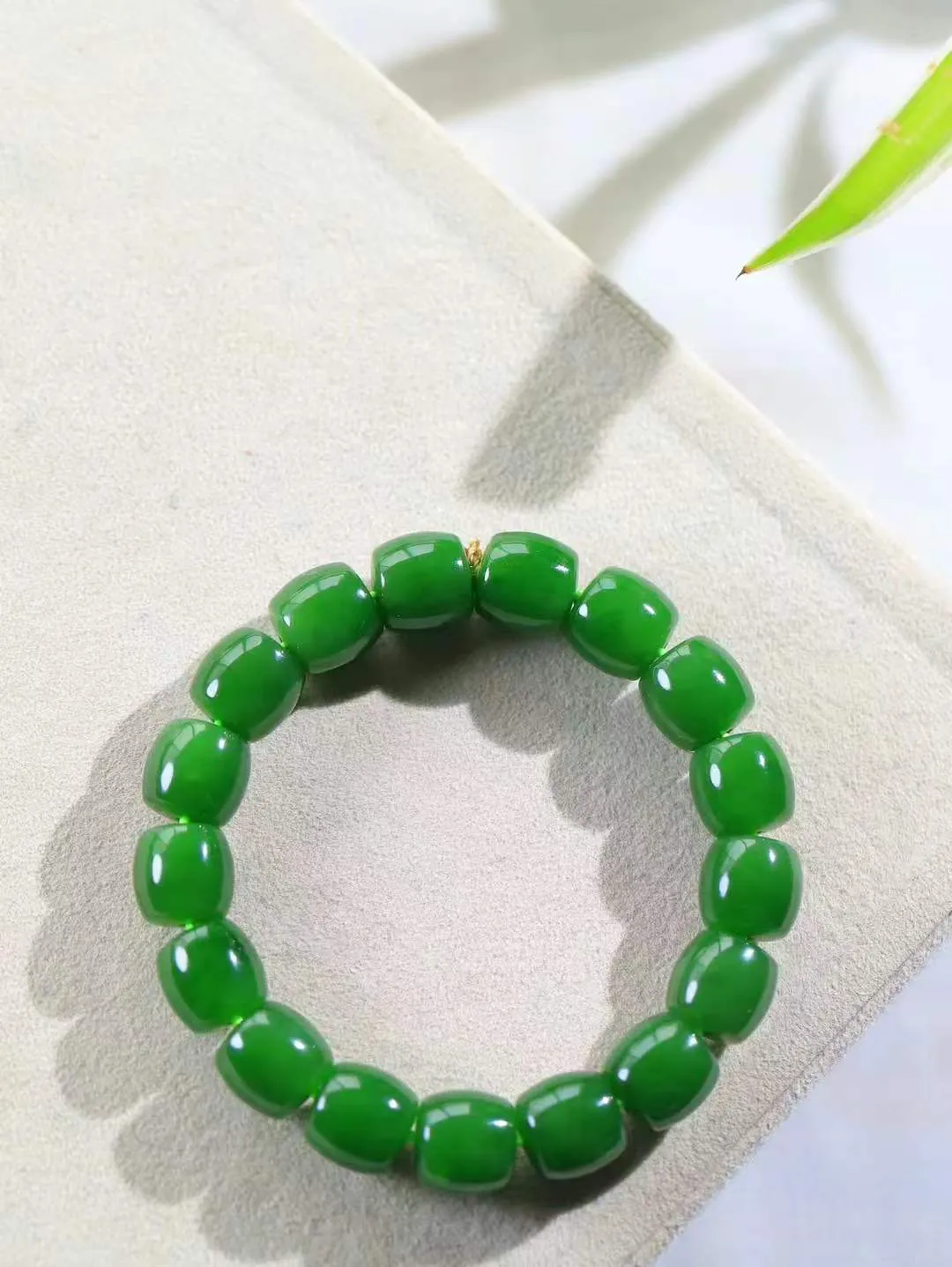 （老型珠.手串）

精品 和田玉碧玉老型珠手串，玉质细腻油润 饱满光滑 质朴无华，悠远简单，人心境界远，百世修炼深，心灵常驻善意持，觉悟人生百世修。
重53.2克    尺寸取一11.5-11.9mm    101072100A