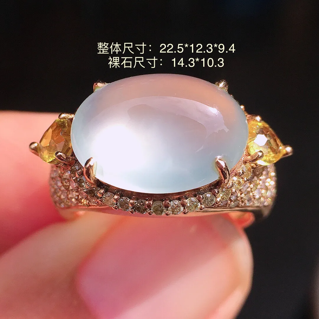 玻璃种蛋面男戒指，玉质细腻，荧光感超
强，饱满圆润，尽显优雅气质，18k
金豪华镶嵌
