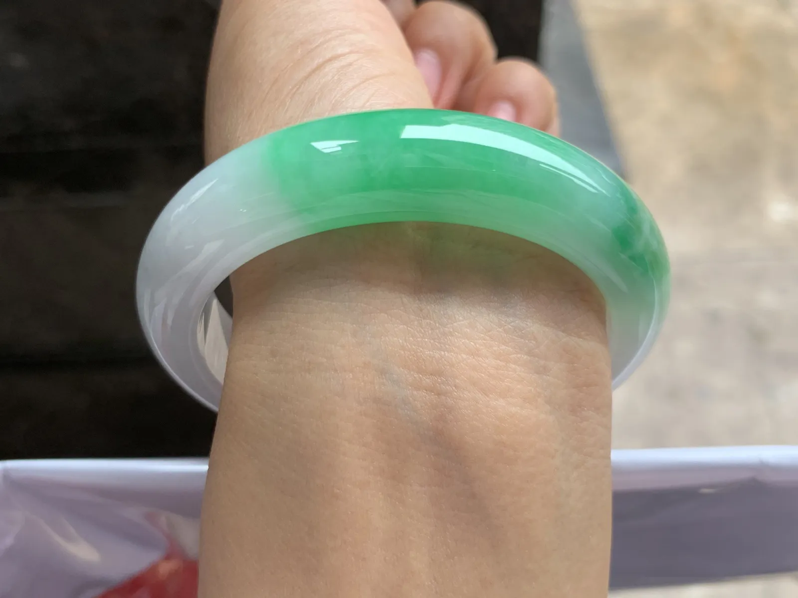 56.5-13.7-8.8mm
带色手镯 底子细腻干净 色阳