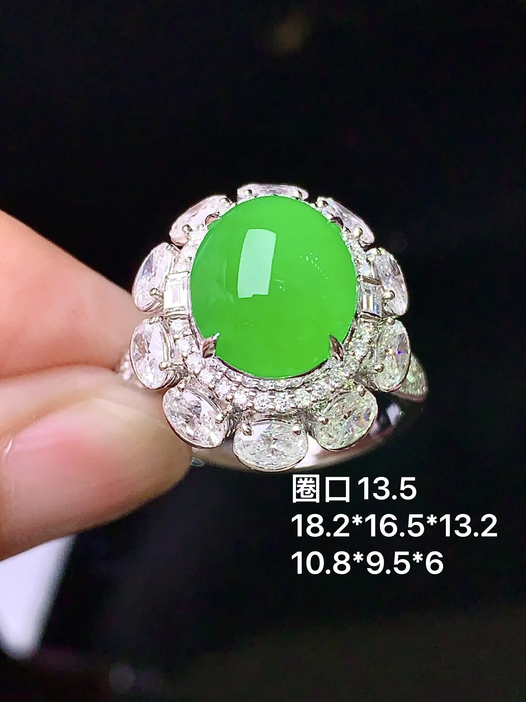 18k金钻镶嵌满绿蛋面戒指 玉质细腻 水润亮眼 圈口13.5 整体尺寸18.2*16.5*13.2