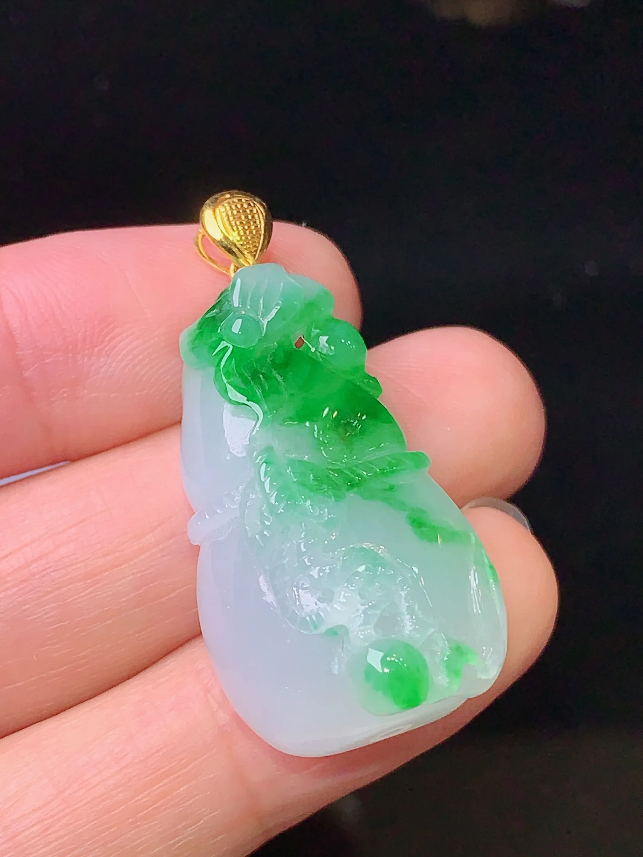 18k金镶嵌飘绿雕花葫芦吊坠 玉质细腻 水润亮眼 整体尺寸36*17.8*12.2