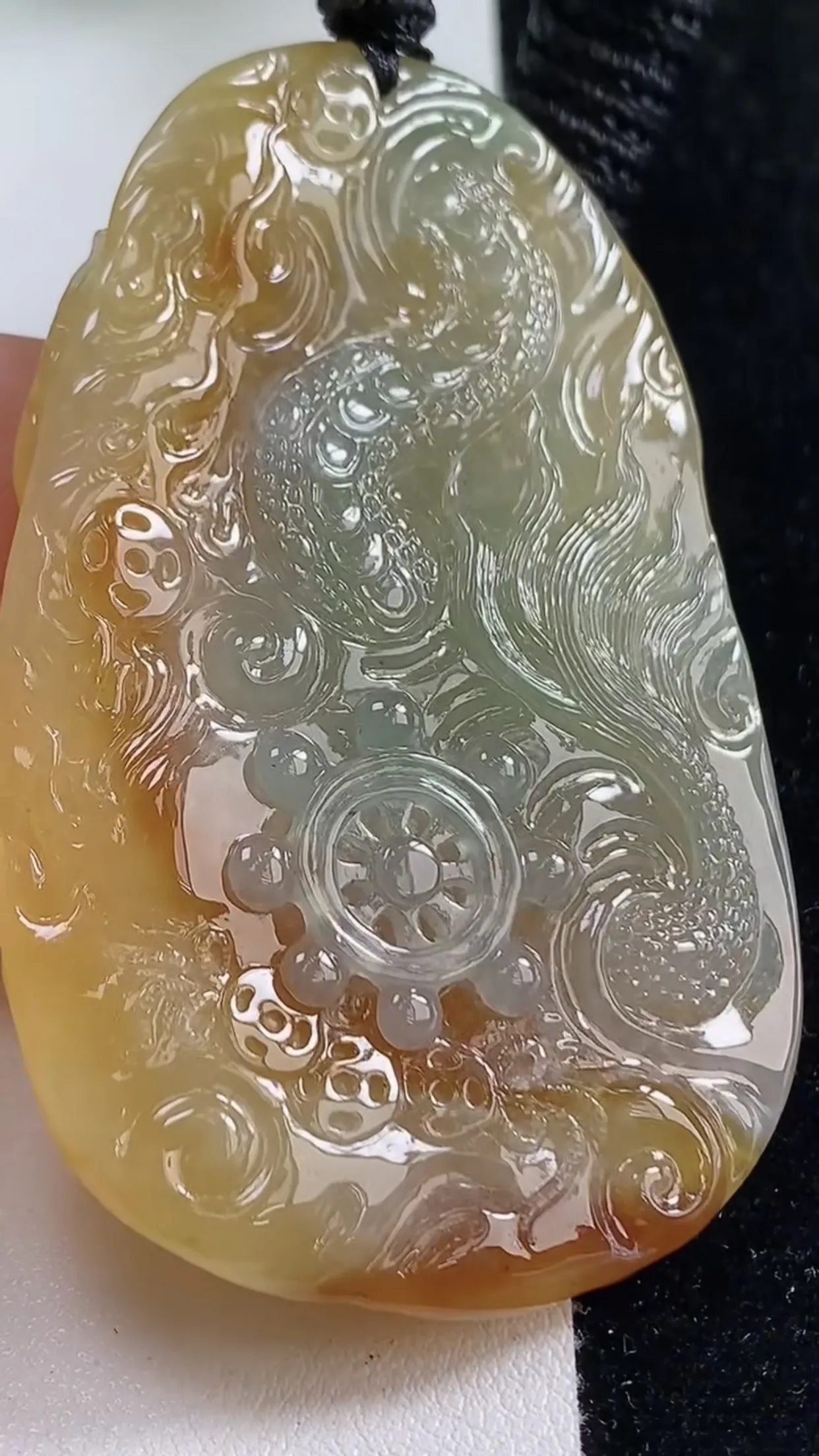 缅甸天然翡翠a货 老坑料起胶冰种 双彩黄加绿霸气龙牌吊坠，尺寸70.8-43.7-9.8mm  y 53.77