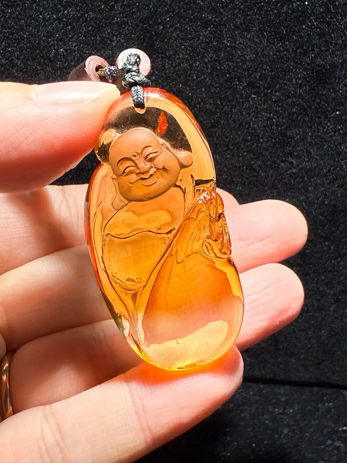 巴西天然暴黄水晶 财神吊坠 颜色靓丽，全净体，纯手工雕刻抛光，工艺精湛，收藏价值高，非常饱满圆润。招