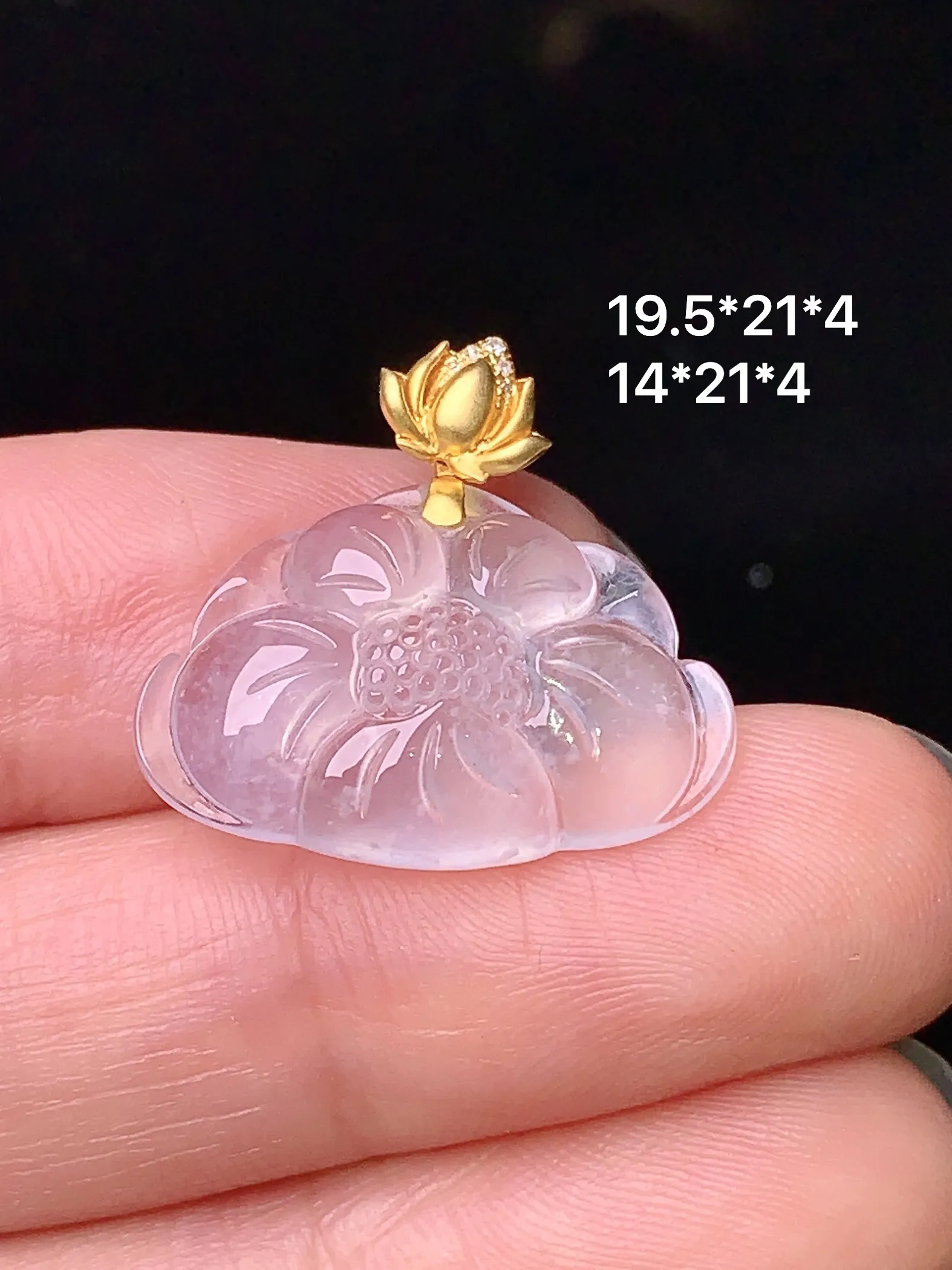 18k金镶嵌冰种莲花吊坠 玉质细腻 水润亮眼 整体尺寸19.5*21*4