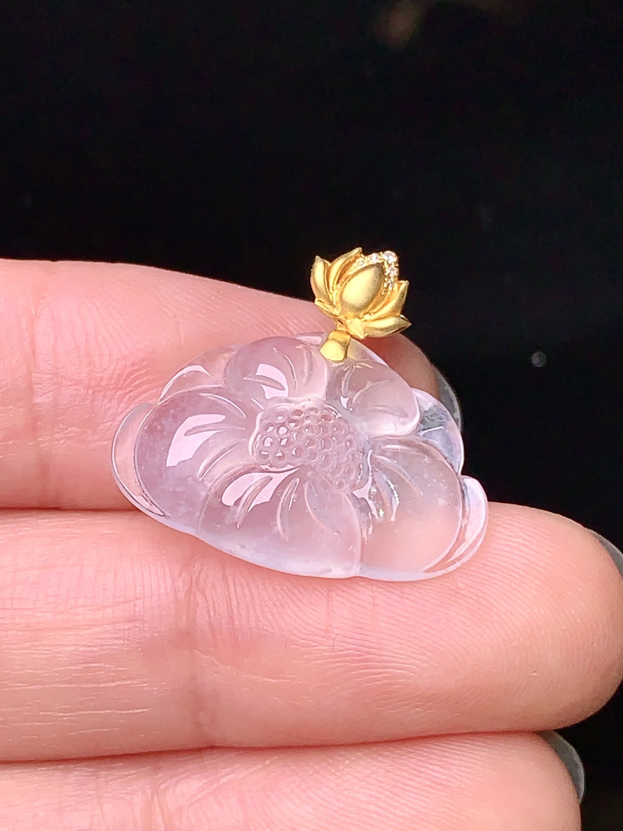 18k金镶嵌冰种莲花吊坠 玉质细腻 水润亮眼 整体尺寸19.5*21*4