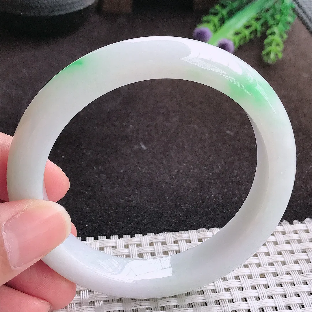 自然光60.5/11.8/9.2老坑精美温润飘绿手镯宽边翡翠玉镯手环