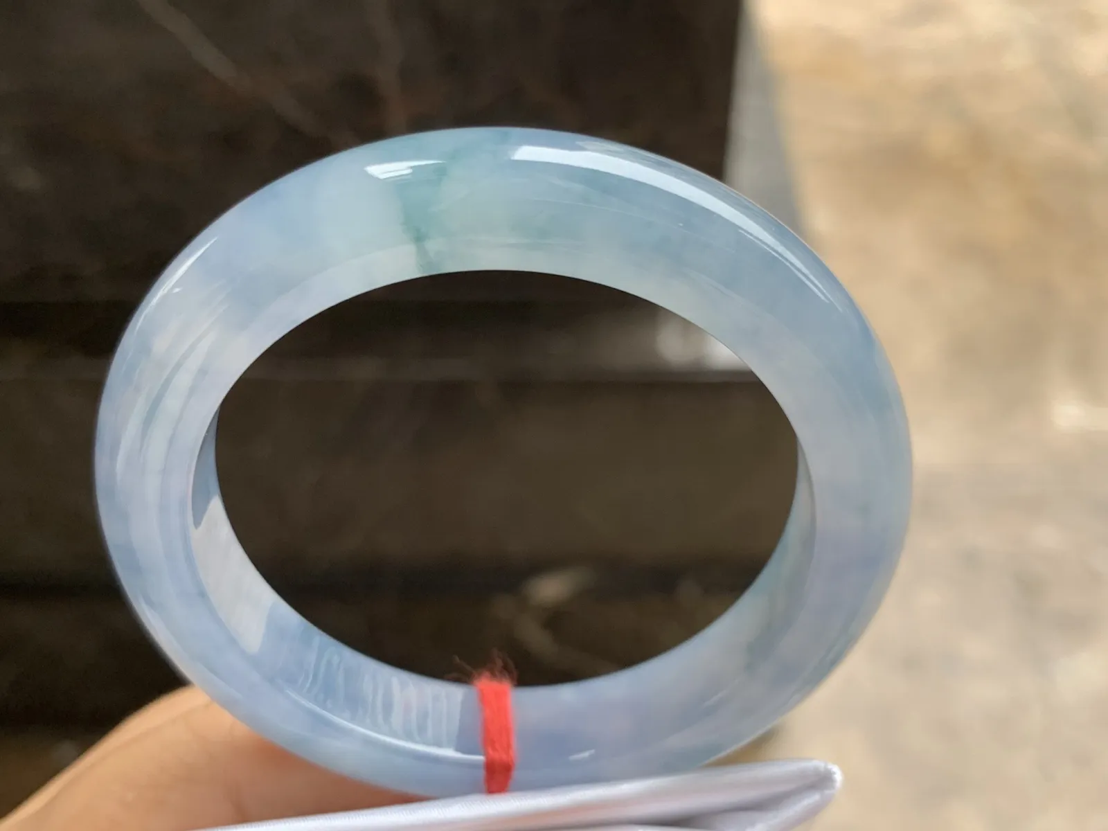55.5-11.4-9.5mm
紫罗兰飘花手镯 底子细腻 水润光泽