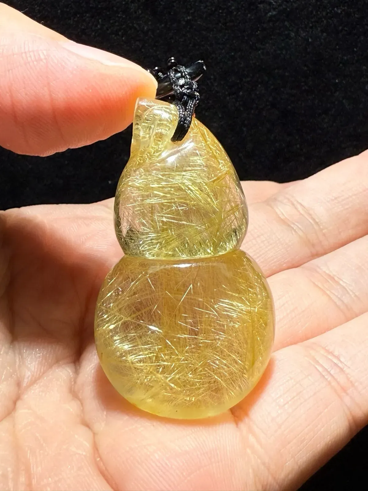 闪眼啊！天然猫眼发晶顺发葫芦吊坠，天然色，白体金发！发丝浓密，猫眼效应极强！晶体剔透水头超足，造型饱满，保佑佩戴缘主一生有福有财尺寸：48.1*27.2*21.3mm。