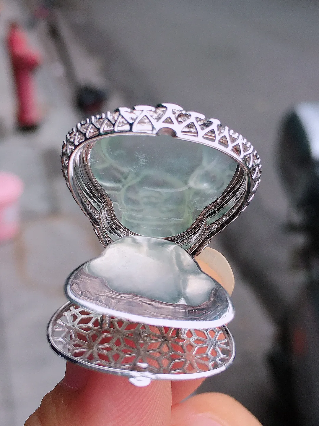 冰种佛公吊坠，玉质细腻，荧光感超
强，饱满圆润，尽显优雅气质，18k
金豪华镶嵌