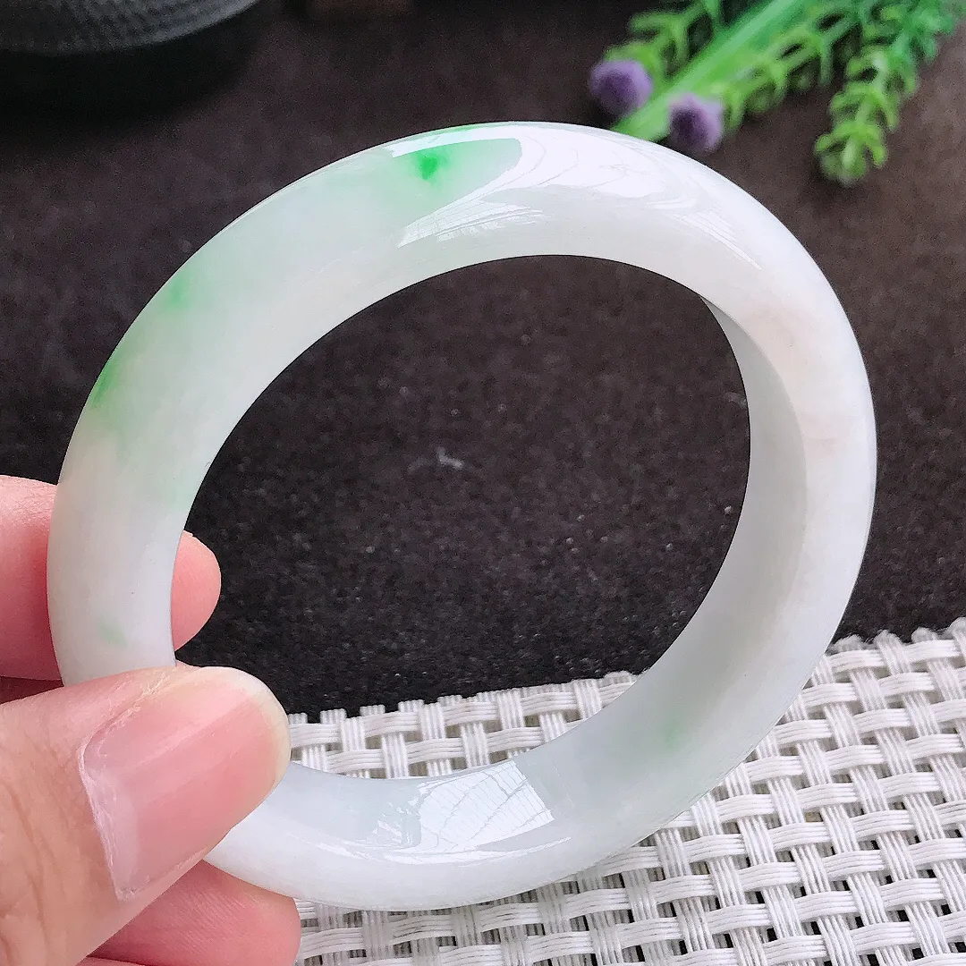 自然光55.5/13.1/9老坑精美温润飘绿手镯宽边翡翠玉镯手环