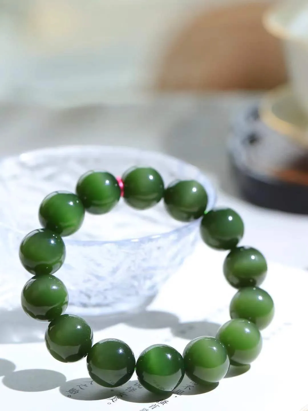 【珠圆玉润.手串】

收藏级臻品️和田玉碧玉猫眼珠圆玉润手串 玉质温润细腻  整串打磨圆润，佩戴舒适。珠珠落玉盘，间关莺语花底滑，一生美好时光，无论身在何处，都有它相伴相守。事事顺遂，幸福美满，吉祥如意。重73.2克 尺寸取一14.8mm  FDA-221082133