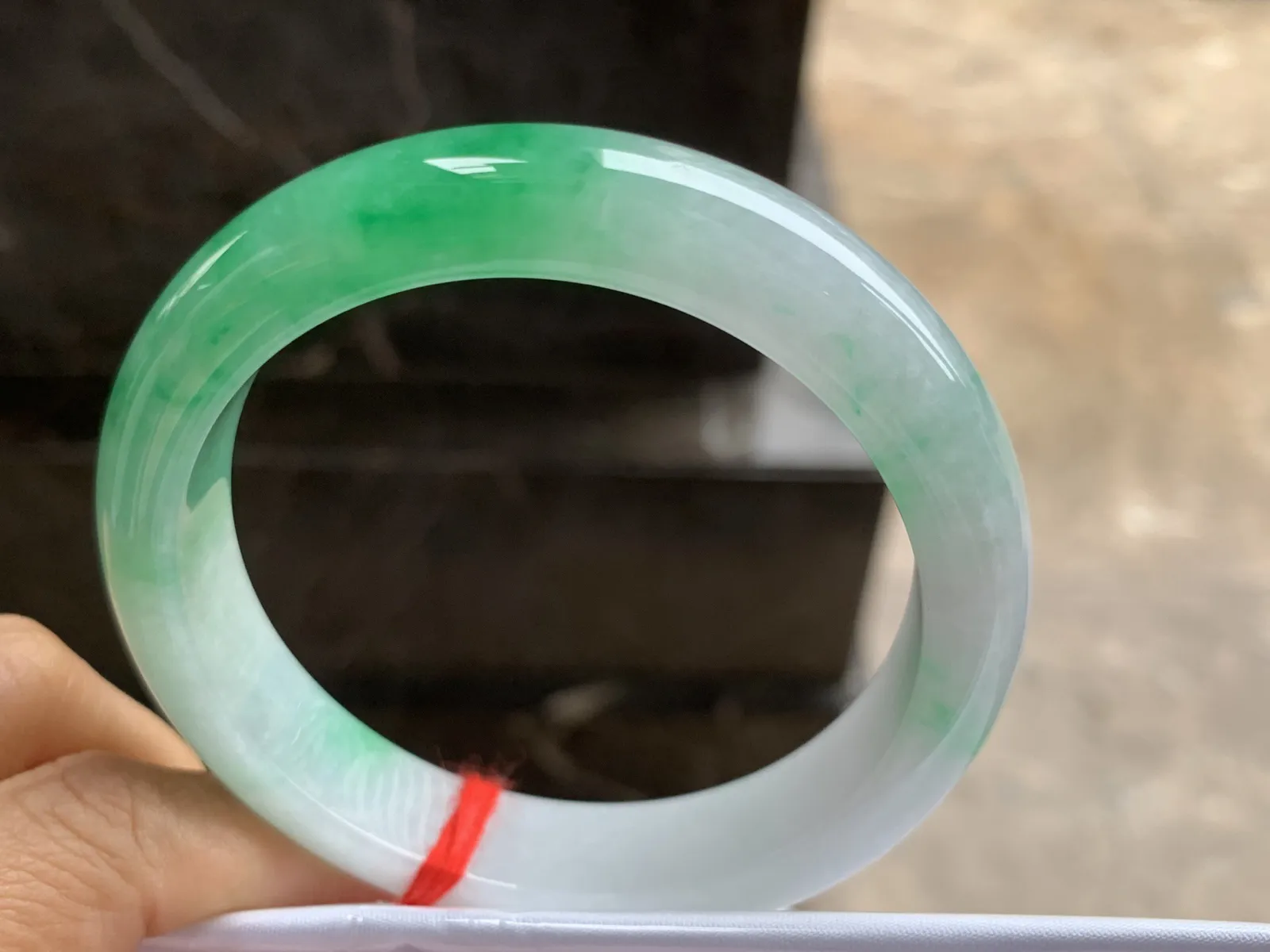 58-12.8-8.6mm
带色手镯 底子细腻 颜色漂亮