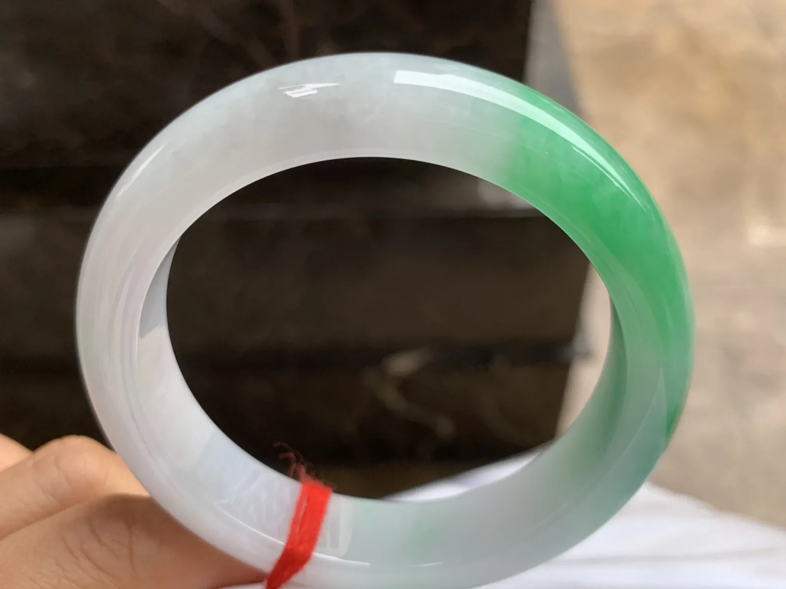 56.5-13.7-8.8mm
带色手镯 底子细腻干净 色阳