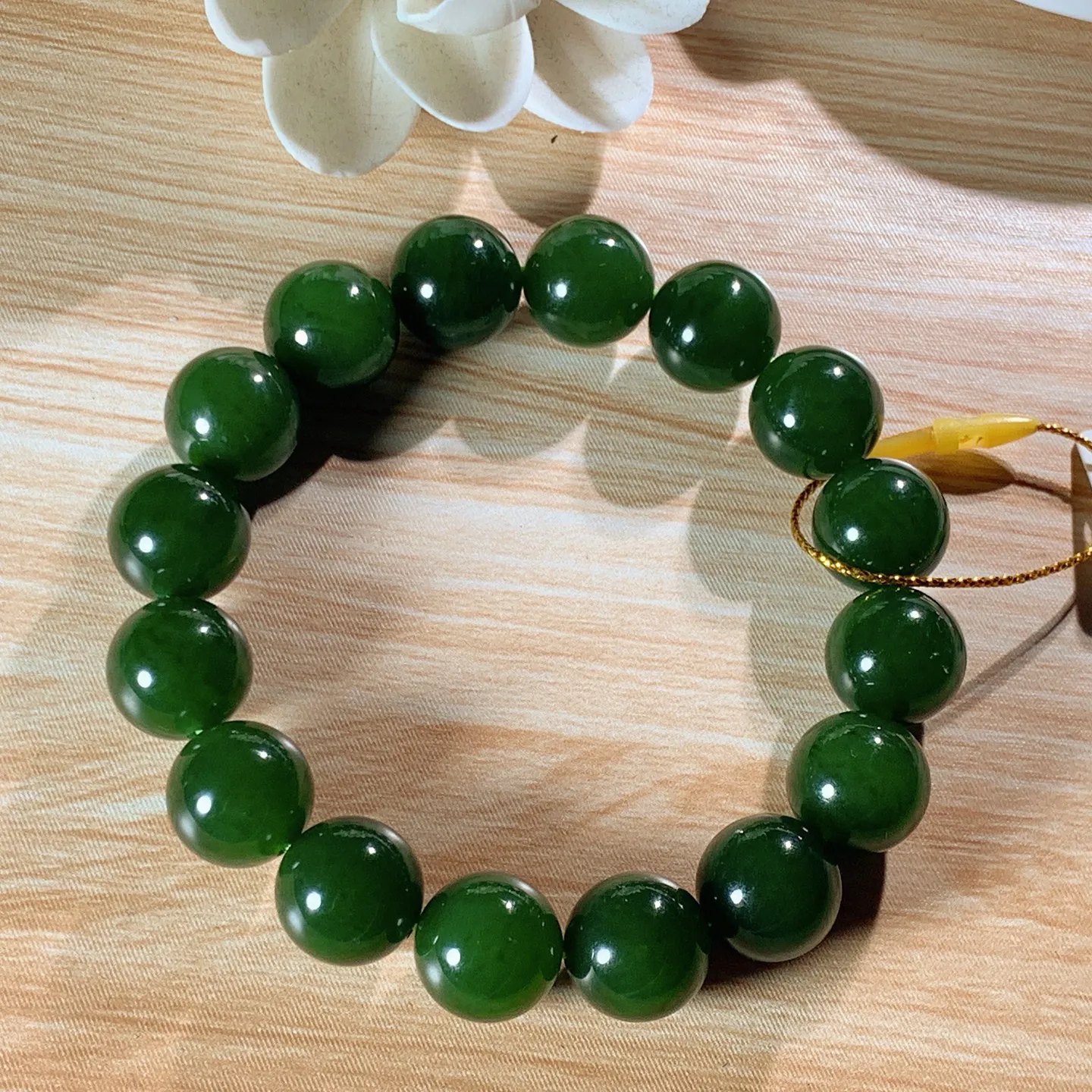 1和田玉菠菜绿俄罗斯碧玉圆珠手串。单颗尺寸12！玉质细腻油润 底色纯净 脂粉好，品质好。lt251021