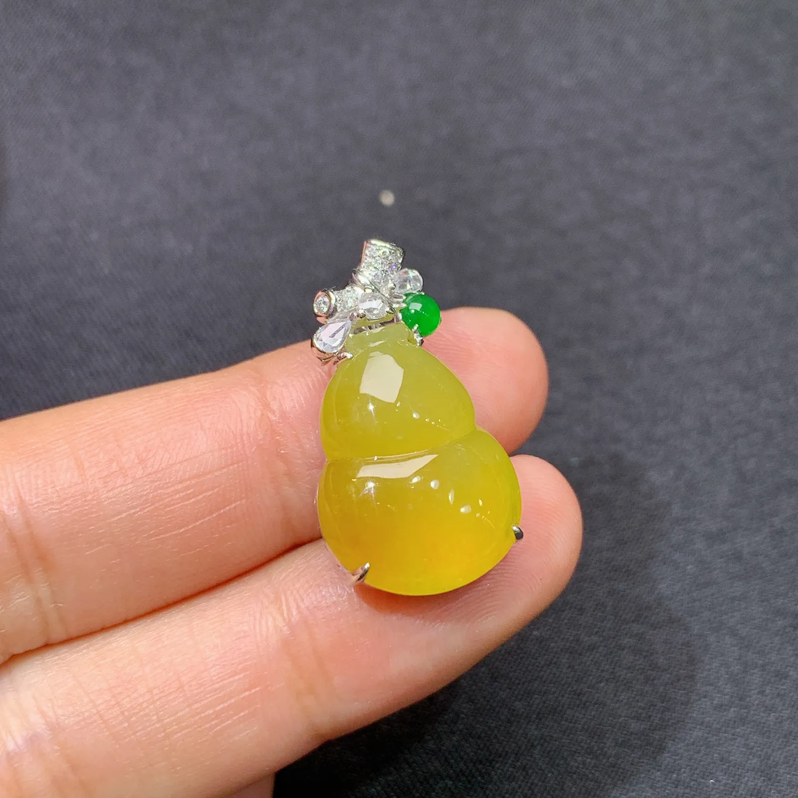 冰黄翡葫芦吊坠，18k金镶嵌，冰透水润，颜色鲜亮 尺寸25.1*14.1*6.9
