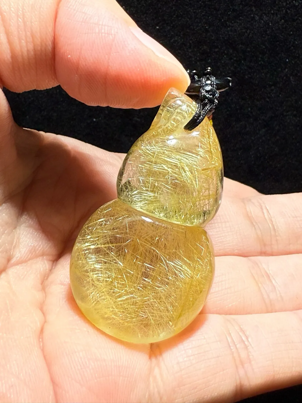 闪眼啊！天然猫眼发晶顺发葫芦吊坠，天然色，白体金发！发丝浓密，猫眼效应极强！晶体剔透水头超足，造型饱满，保佑佩戴缘主一生有福有财尺寸：48.1*27.2*21.3mm。