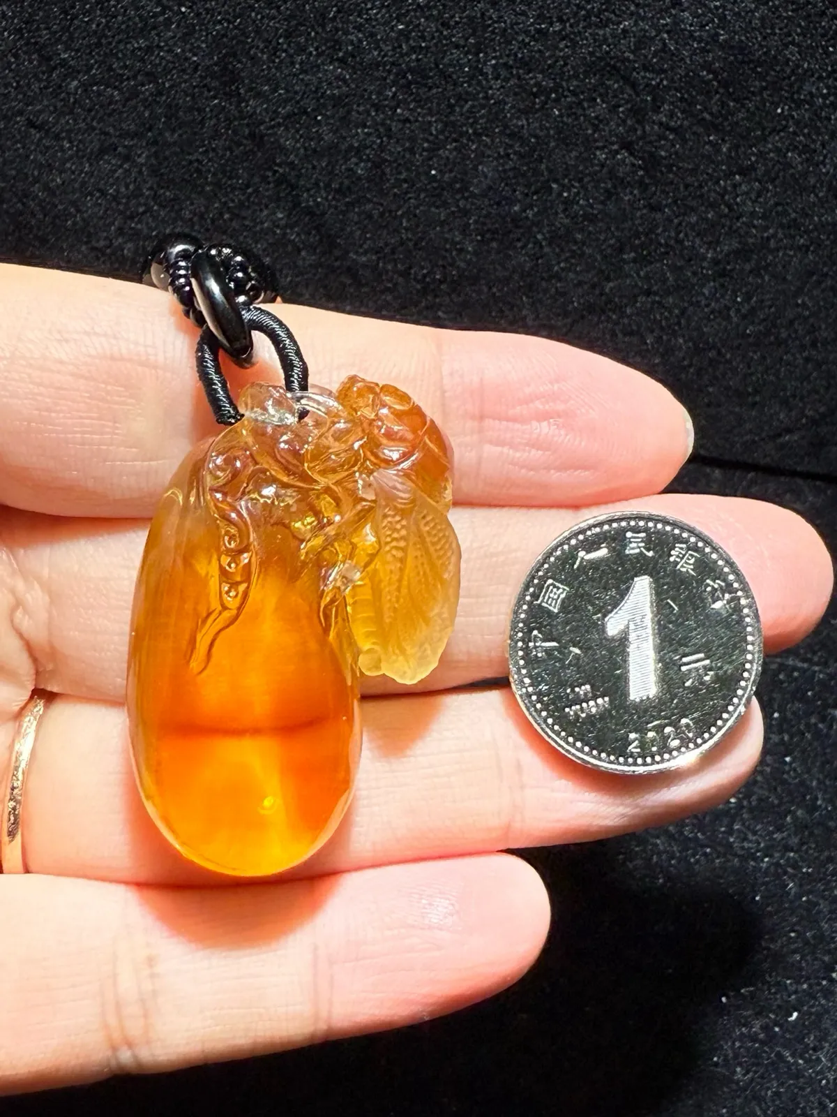 巴西天然暴黄水晶 金蝉福瓜吊坠 颜色靓丽，全净无暇，纯手工雕刻抛光，工艺精湛，收藏价值高，非常饱满圆润。招财纳福旺财气！规格：40.3*25.7*14.1mm