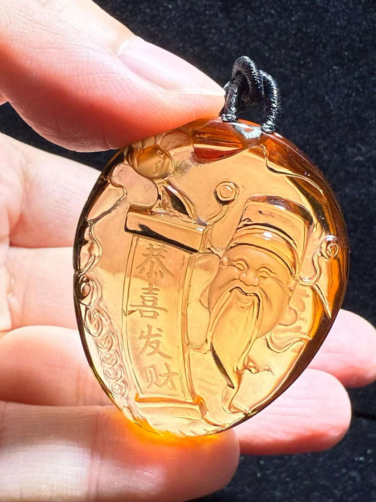 巴西天然暴黄水晶 财神吊坠 颜色靓丽，全净体，纯手工雕刻抛光，工艺精湛，收藏价值高，非常饱满圆润。招财纳福旺财气！规格：47*36.7*18mm