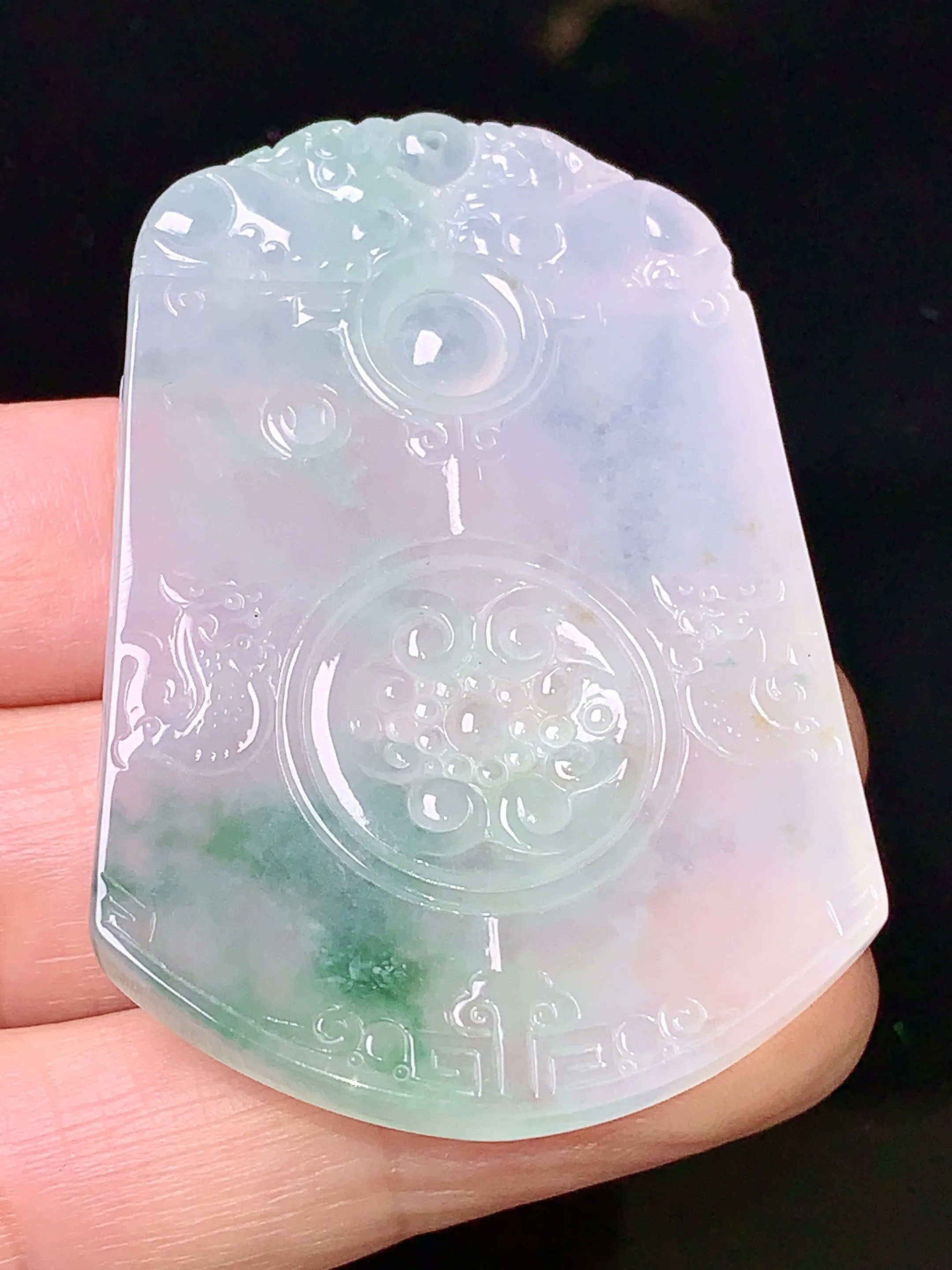 冰种飘绿雕花牌吊坠 玉质细腻 水润亮眼 整体尺寸51.3*35.2*4.6