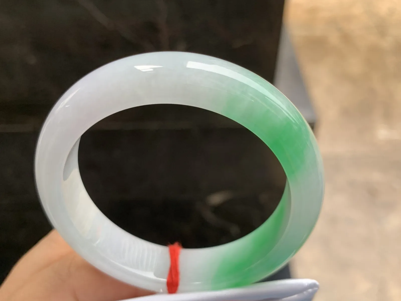 54-13.5-8.5mm
白底青手镯 底子细腻干净 颜色漂亮