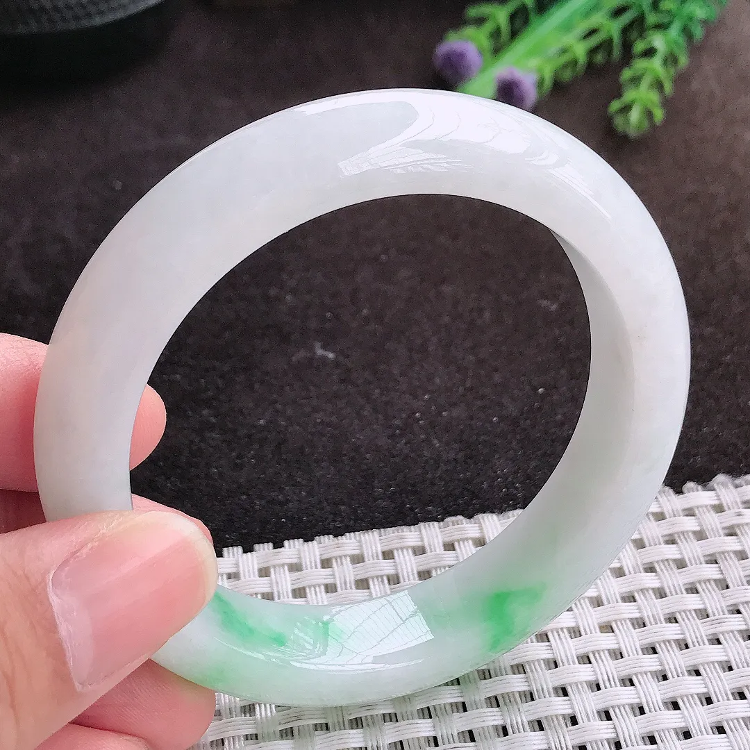 自然光55.5/13.1/9老坑精美温润飘绿手镯宽边翡翠玉镯手环