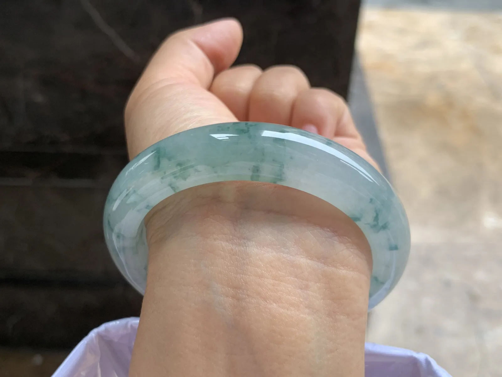 56.5-13-9mm
冰种飘花手镯 水润光泽 花色灵动