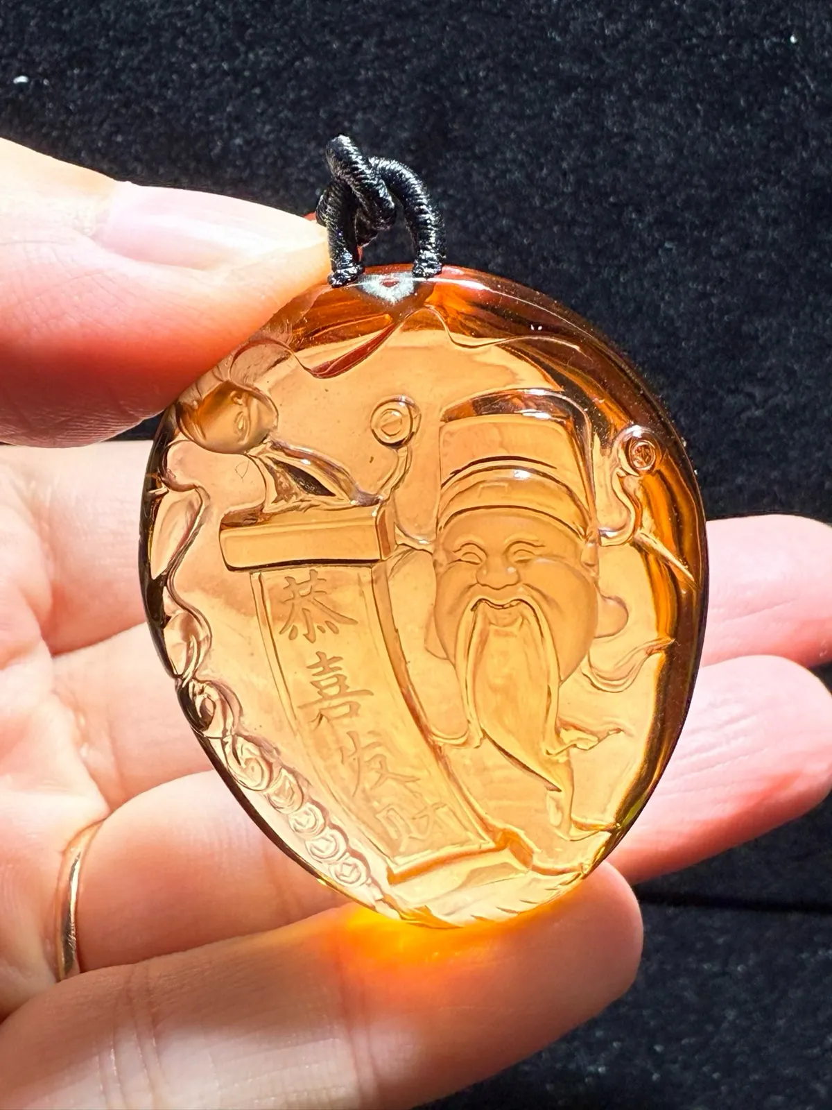巴西天然暴黄水晶 财神吊坠 颜色靓丽，全净体，纯手工雕刻抛光，工艺精湛，收藏价值高，非常饱满圆润。招