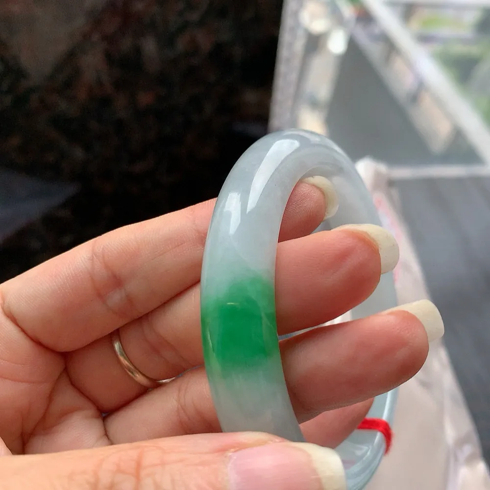 正圈冰糯阳绿 皮纹 尺寸:61.1/12.1/8.8 大圈口